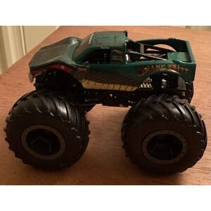 Hot Wheels Monster Trucks Snake Bite Car Firestone Green Mattel Diecast 1:64
